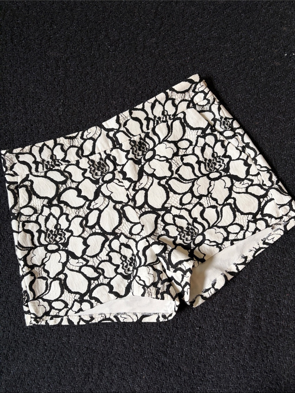 🌺 EXPRESS WOMENS SIZE 0 HIGH WAISTED LACE FLORAL SHORTIE SHORT